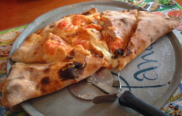 Кальцоне — итальянская закрытая пицца