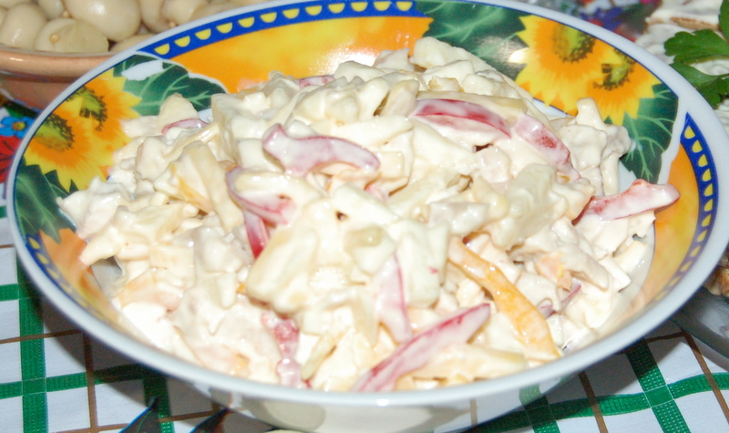Куриный салат с яблоками и сыром