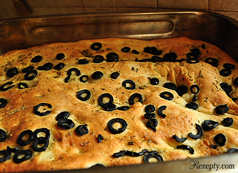Итальянская фокачча с оливками и розмарином