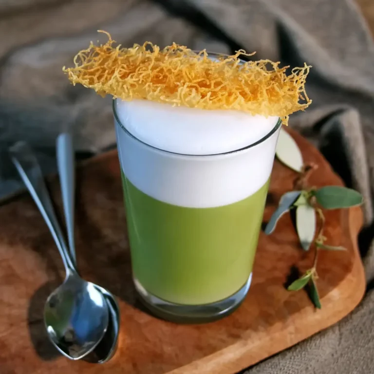 Erbsen Latte Macchiato mit Parmesan Chip