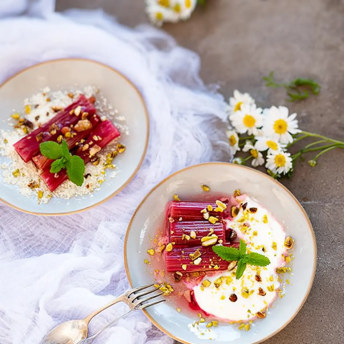Gerösteter Rhabarber mit Kardamom, Joghurt und Haselnüssen