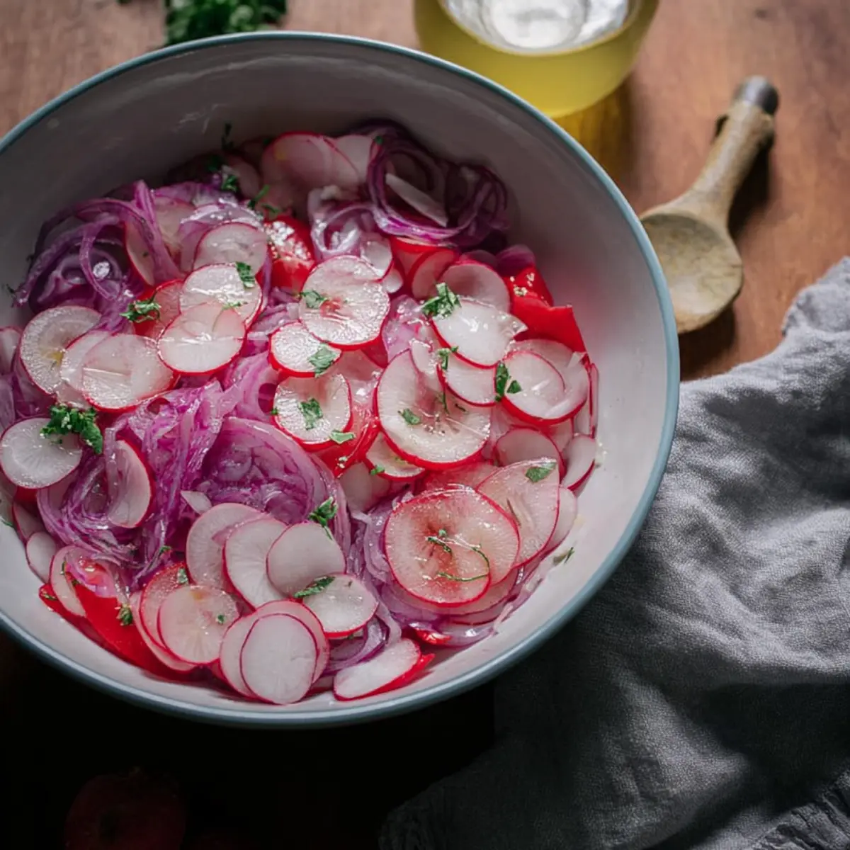 Radieschensalat mit Essig und Öl