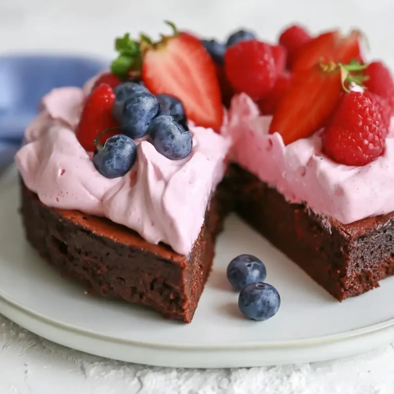 Brownie mit Himbeerschaum