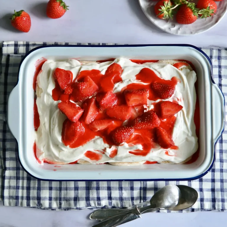 Erdbeer Tiramisu mit Vanille Mascarpone Creme und Löffelbiskuits