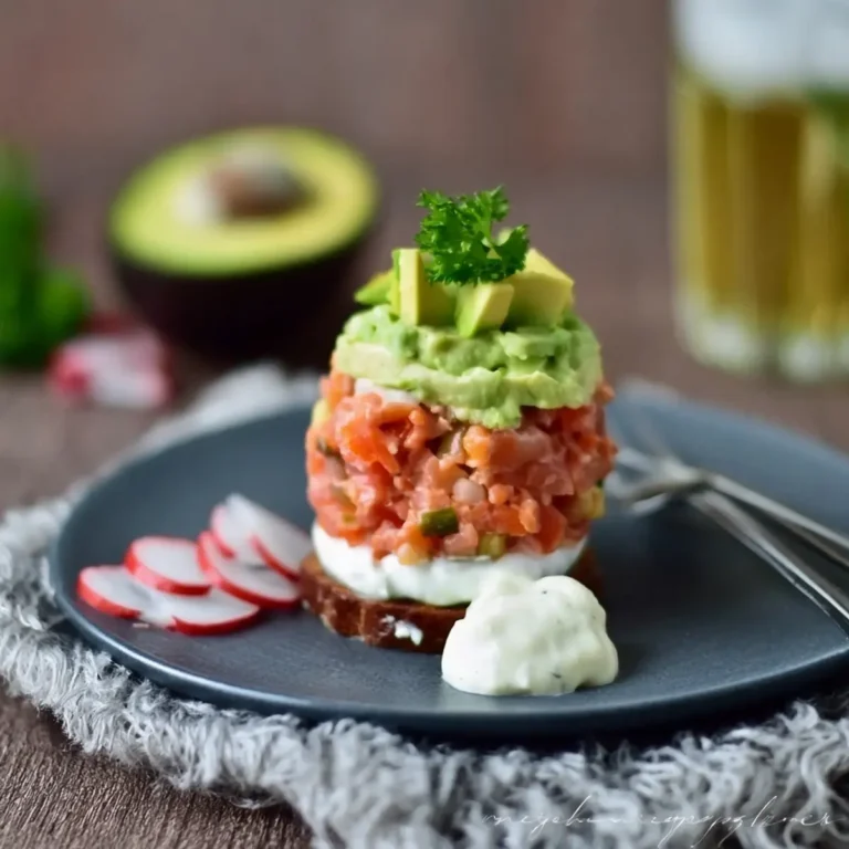 Räucherlachstatar mit Avocado und Schmand Meerrettich Creme