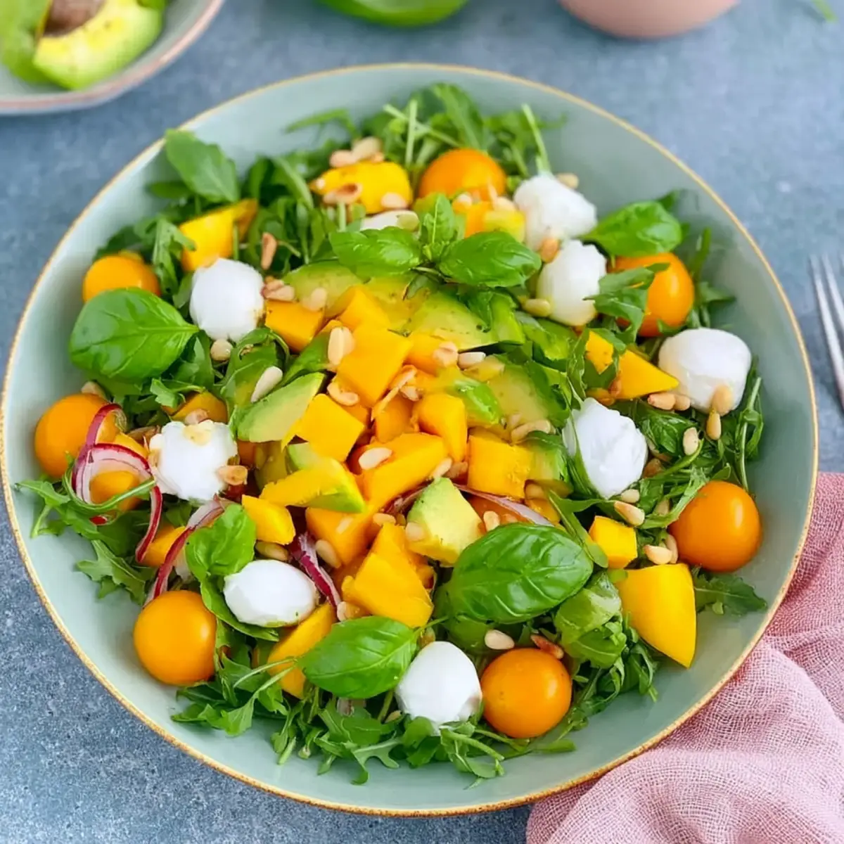 Rucola Mango Salat mit Pinienkernen