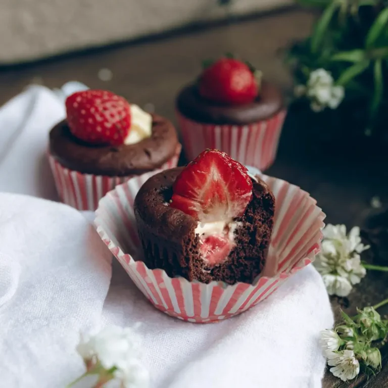 Schokoladenmuffins mit Erdbeer Cheesecake Füllung