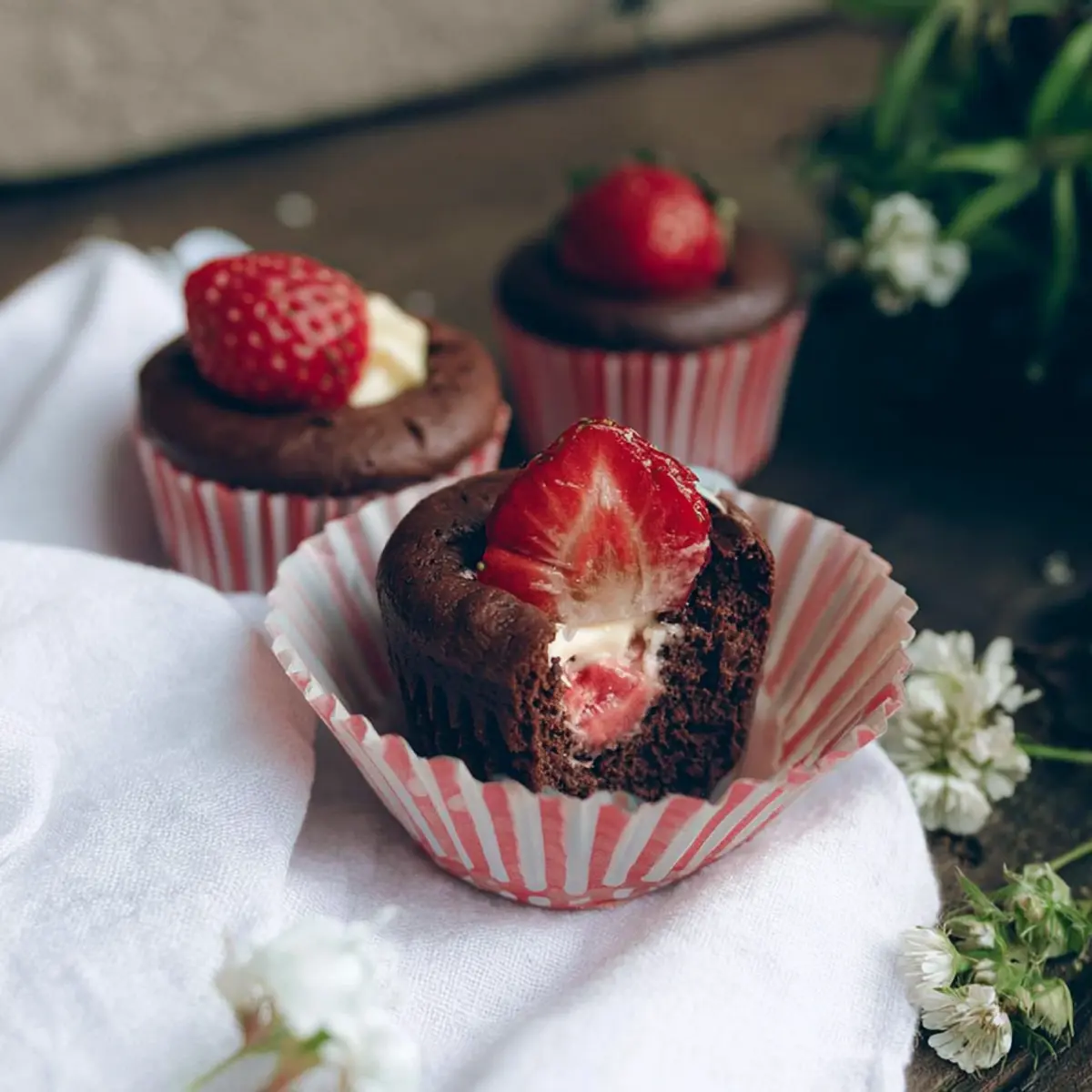 Schokoladenmuffins mit Erdbeer Cheesecake Füllung