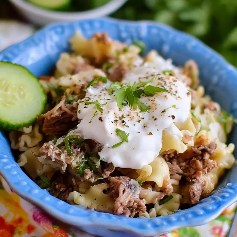 Türkische Pasta mit Joghurt Sauce und Hackfleisch